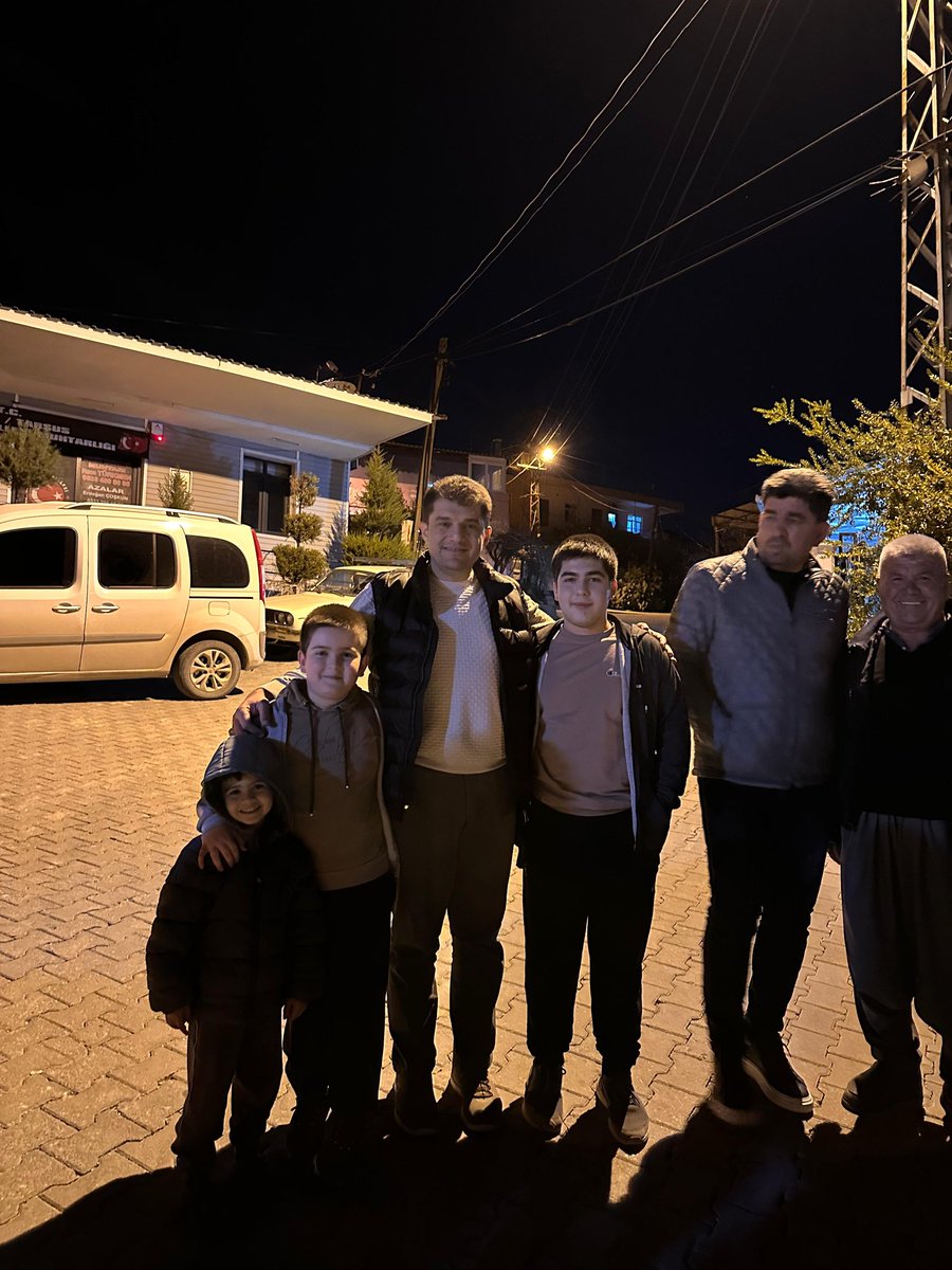 tarsusakpartitr's tweet photo. İlçe Başkanımız Sayın Fevzi İnan,İlçe Başkan Yardımcılarımız Timur Batar ve Yunus Tavlı,İlçe Kadın Kolları Başkanımız Yaren Abbak ve kıymetli yönetim kurulu üyelerimizle birlikte SAYKÖY mahallemizde Mahalle Komisyon Başkanımız İsmail Akbar’ın evine konuk olduk. https://t.co/BKX7mEyvWc