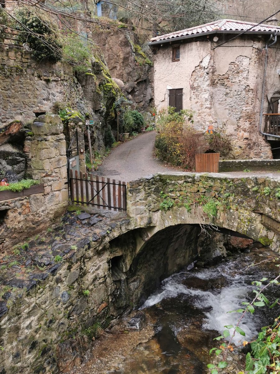 NNFPReturn's tweet image. Une très belle bâtisse du très joli village de #Malleval au pied du mont #Pilat surplombant le cours du majestueux #Rhône. mon pays natal. #Loire #Frznce 🇨🇵