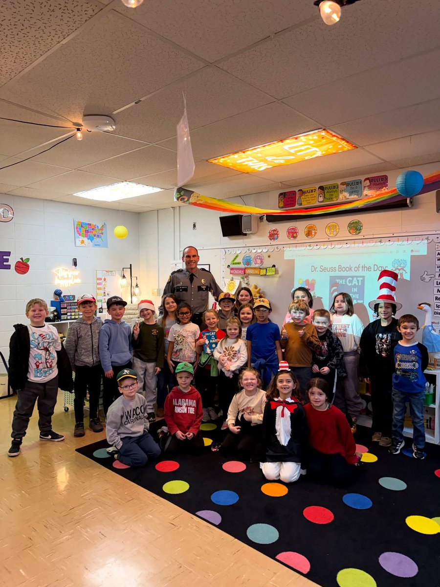 kystatepolice's tweet image. Tpr. Jonathan Moore visited Waco Elementary School, where he read The Cat in the Hat to all the first-grade classes.
We are proud to help inspire the next generation of readers and leaders.📚 #ReadAcrossAmericaWeek #KentuckyStatePolice (2/2)