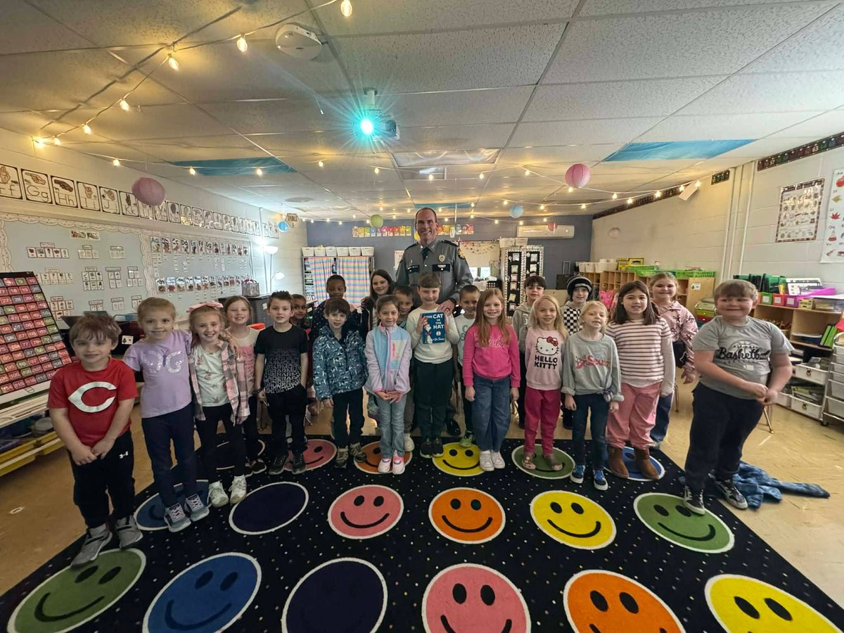 kystatepolice's tweet image. Tpr. Jonathan Moore visited Waco Elementary School, where he read The Cat in the Hat to all the first-grade classes.
We are proud to help inspire the next generation of readers and leaders.📚 #ReadAcrossAmericaWeek #KentuckyStatePolice (2/2)