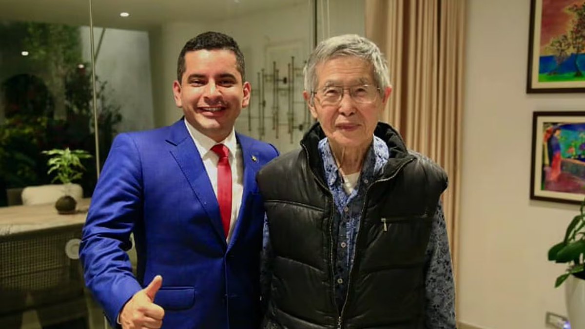 Sabía que los había visto: Elio Riera, abogado de Marisel Linares que presenta documentos adulterados, fue abogado de A. Fujimori. Hoy está con Acuña.
Otro abogado de Marisel es Wilber Medina, también vinculado al fujimorismo y presentó tacha contra Delia Espinoza. "Peces gordos"