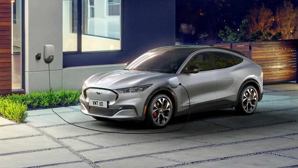 Nos muestra el carácter icónico del coche deportivo más vendido del mundo, pero con un formato SUV y totalmente electrificado. <a href="/Ford/">Ford Motor Company</a> <a href="/FordMustang/">Ford Mustang</a> <a href="/FordSpain/">Ford España</a> <a href="/FordMX/">Ford de México</a> <a href="/FordLatino/">Ford Latino</a>