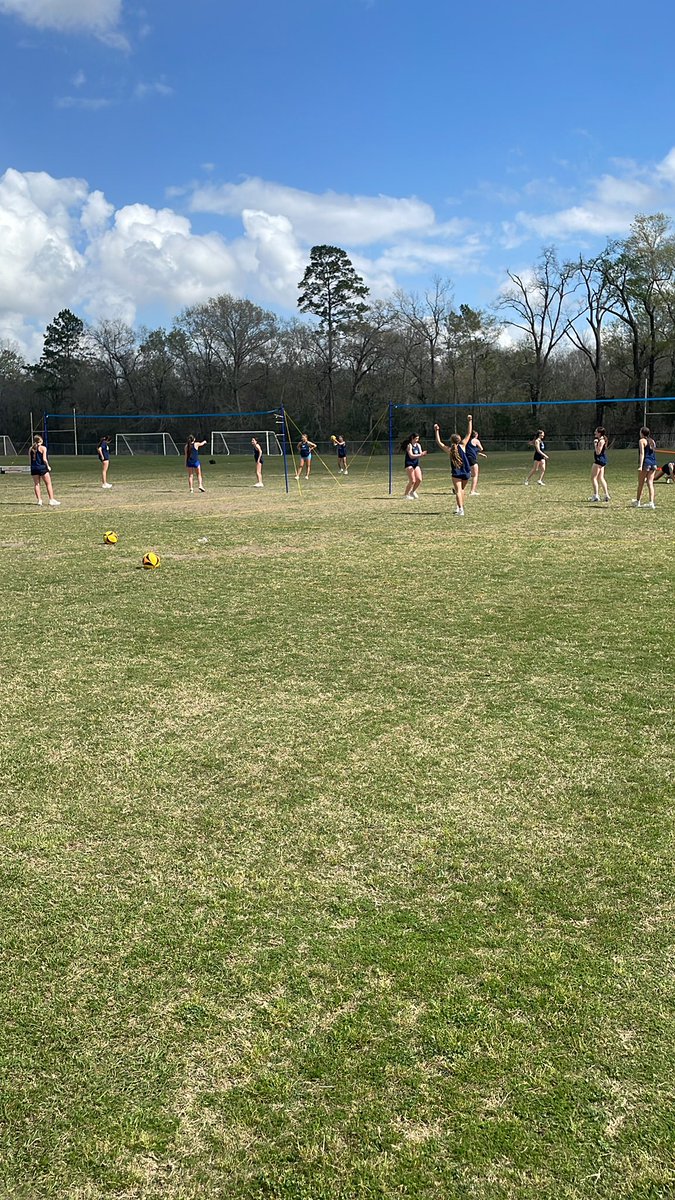 Kingwood_VB's tweet image. Warming up and no rain opens up the days for some outdoor training!!!! #thestandard #ballislife