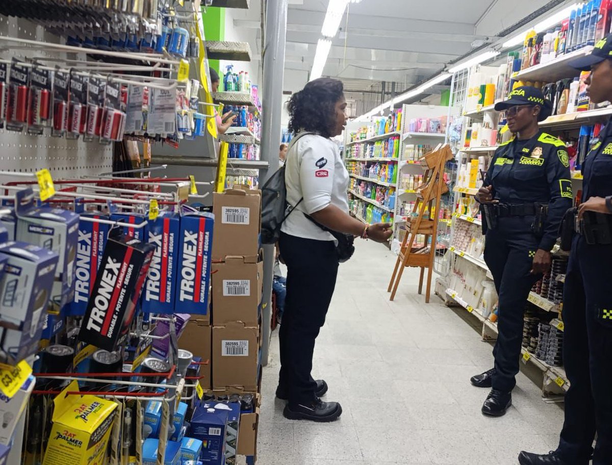 👮‍♂️💜 #Prevención | En la zona céntrica de Quibdó, uniformados de #PoliciaComunitaria realizaron campañas contra el hurto a personas, homicidio y lesiones personales. 103 ciudadanos recibieron recomendaciones de autoprotección y convivencia. #DiosYPatria