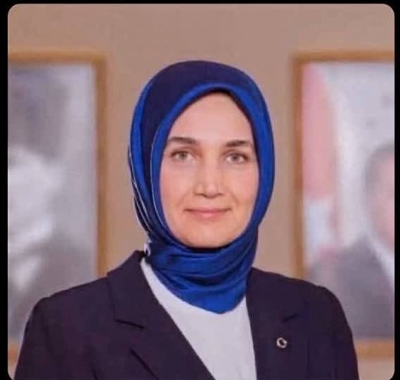 Düşünsenize..🤔
Ülke bir savaşa girse Jandarma ve Sahil Güvenlik komutanlığının başına bakan yardımcısı olarak TV Radyo mezunu atandı.
Komedi gibi yaaa..!
Bu arada, harbiye birincileri ihraç edildi.