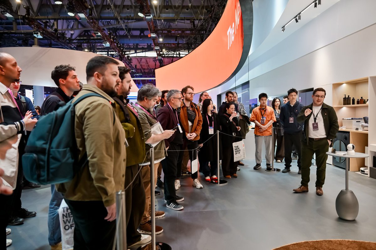 XiaomiPeru's tweet photo. Entra al hogar inteligente del mañana. 🏠✨
En #MWC26, los visitantes están experimentando la vida inteligente de primera mano con #XiaomiMiMo, nuestro modelo desarrollado internamente.
Su primera implementación en el mundo real, #XiaomiMiloco, lleva inteligencia avanzada directamente a tu hogar.