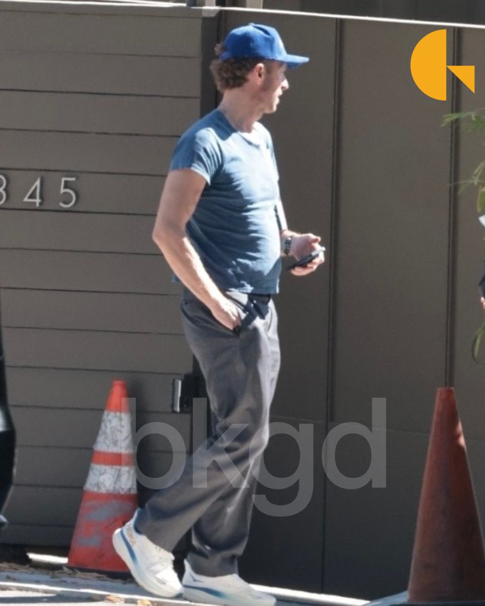 NEW • Chris Martin &amp; Phil Harvey were spotted out and about at Erewhon Market in Calabasas  

📷 <a href="/BackgridUS/">backgridus</a>