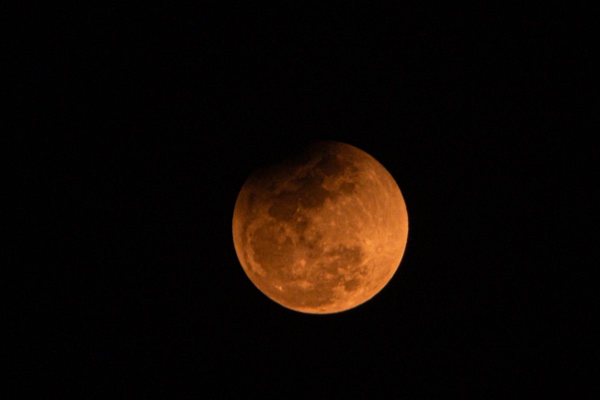 ihitman42's tweet image. Shot the Blood Moon tonight from my terrace.

No filters. No edits. 

Just Earth’s shadow turning the Moon into fire.

#LunarEclipse #BloodMoon  #ShotOnSony
