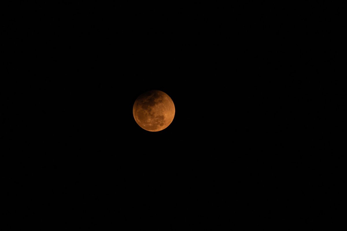 ihitman42's tweet image. Shot the Blood Moon tonight from my terrace.

No filters. No edits. 

Just Earth’s shadow turning the Moon into fire.

#LunarEclipse #BloodMoon  #ShotOnSony