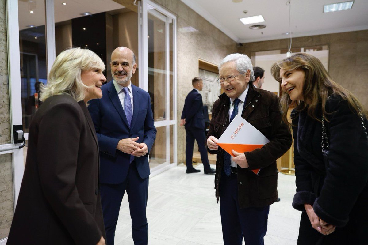 Una triste noticia la muerte de Fernando Onega a quien  tuvimos la oportunidad de saludar en la celebración en el Congreso de los 50 años de la Corona,  ya que participó en el coloquio como un referente del periodismo en aquellos momentos. D.E.P.