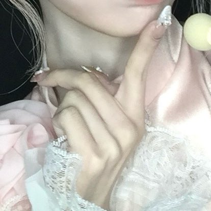 김채원 손 tweet media