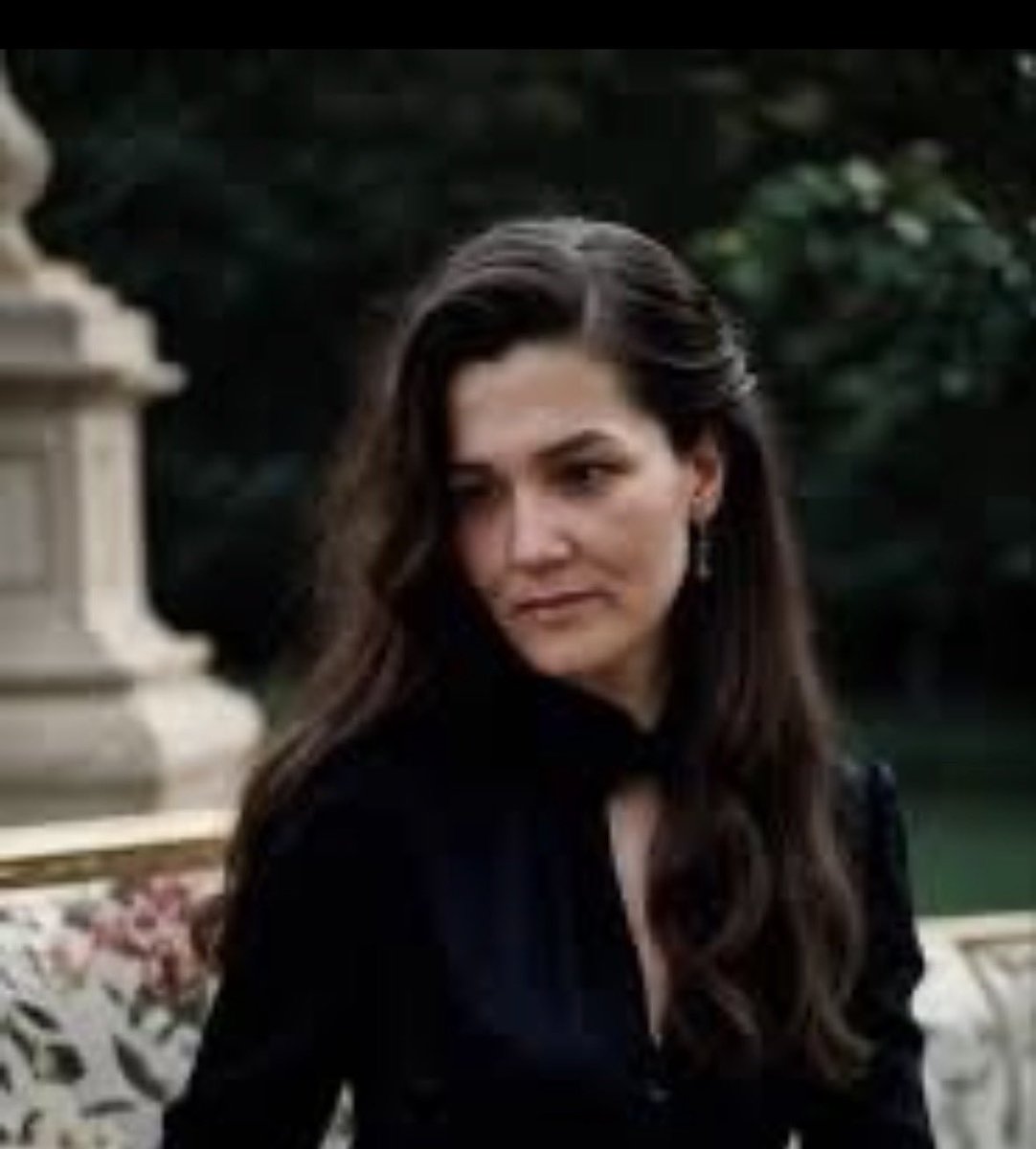 Bir öğrenci öğretmenini öldürdü…

Ailenin, toplumun, bireyin çözemediği sorunların faturasını öğretmenler ödüyor. Şiddet, yoksulluk, aile çöküşü, bunların hepsi okul kapısından içeri giriyor ve öğretmenin derdi oluyor.  Ve utanmadan iki aylık yaz tatilini onlara çok görüyoruz.