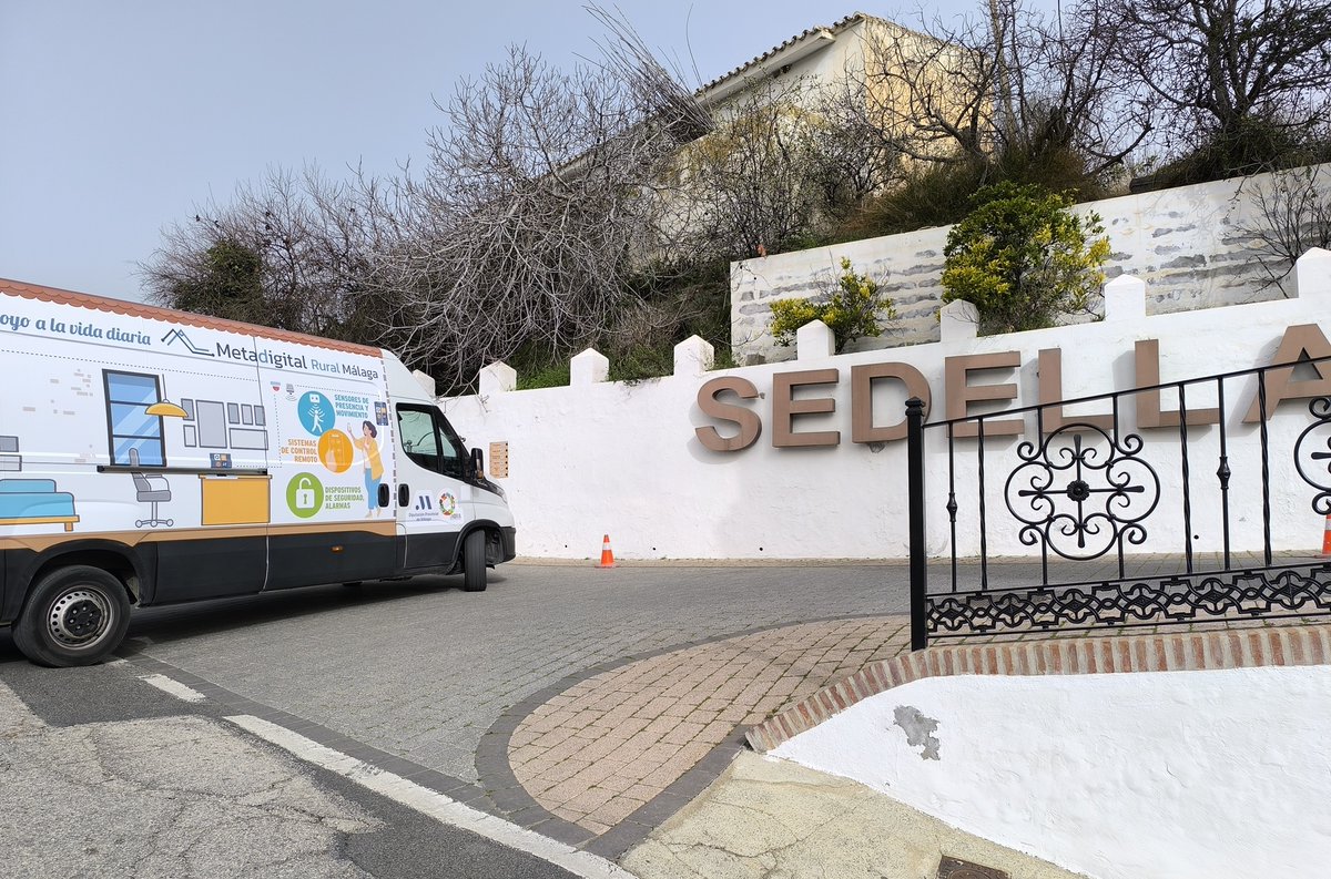 lanoria_mlg's tweet photo. 🚐📡Hoy estuvimos de ruta en #Sedella y #Salares con la unidad domotizada del #metadigital de la @diputacionMLG para mostrar a vecin@s todo lo que la tecnología les ofrece para el cuidado y la seguridad en el hogar de las personas más mayores.

🔗Ruta ➡️https://t.co/LIFP6ZMPOT https://t.co/NJIZAUqNIH