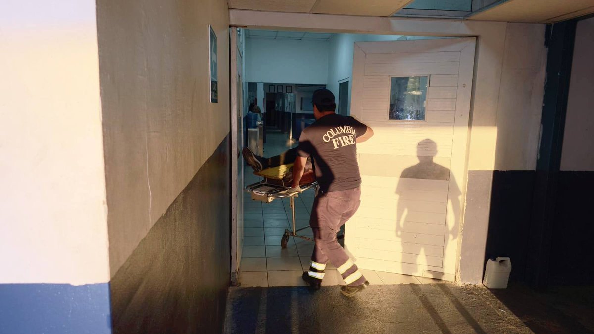 #EURegionales | Accidente colectivo esta mañana en la ruta a Finca Venecia, San Francisco Zapotitlán, #Suchitepéquez. Bomberos Municipales estabilizaron a dos hombres originarios de aldea San José y los trasladaron al Hospital Nacional de #Mazatenango.