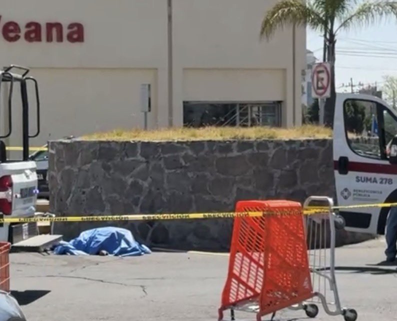 Hombre fallece al caer de una escalera cuando estaba dando mantenimiento a una luminaria en el estacionamiento de la plaza comercial Cruz del Sur.
Autoridades ya se encuentran sin la zona a espera de que llegue Fiscalía General del Estado para el levantamiento del cuerpo.