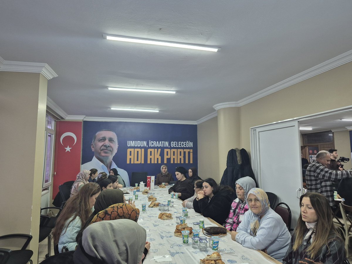 Adalar İlçe Başkanlığı olarak Ramazan ayının bereketini gönül sofralarında paylaşmaya devam ediyoruz.
İlçe Başkanımız <a href="/sinasen1/">SİNA ŞEN 🇹🇷</a>  kadın kolları başkanımız <a href="/nuray_tamar/">Nuray Tamar</a> ve mahalle başkanlarımızla birlikte bir araya geldik.

#birolmakruhumuzdavar