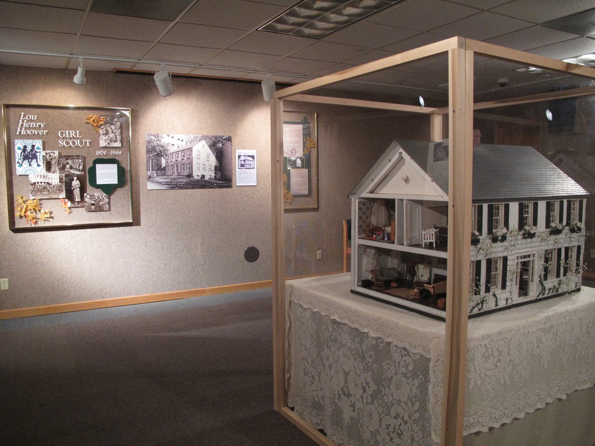 HooverPresLib's tweet image. Today’s #Flashback Friday celebrates the 114thanniversary of the Girl Scouts. On March 12, 1912, Juliette Gordon Low gathered 18 girls in Georgia for the first meeting. We had an exhibit in 2012 for the Girl Scout centennial. See construction progress: hoover.archives.gov/museum-renovat…