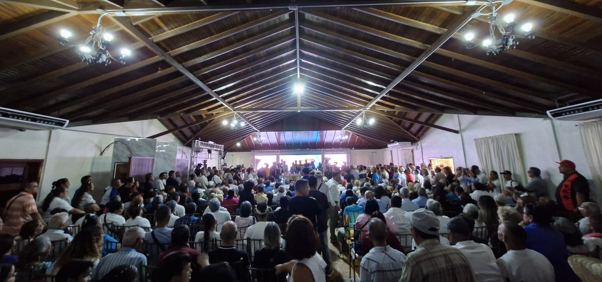 Continúa el recorrido de la Dirección Nacional del partido, encabezada por los compañeros Henry Ramos y Piero Maroun. Hoy desde Maracay, en reunión con el equipo seccional que dirige José Trujillo y Hernán González, y las estructuras municipales y parroquiales, al servicio de la