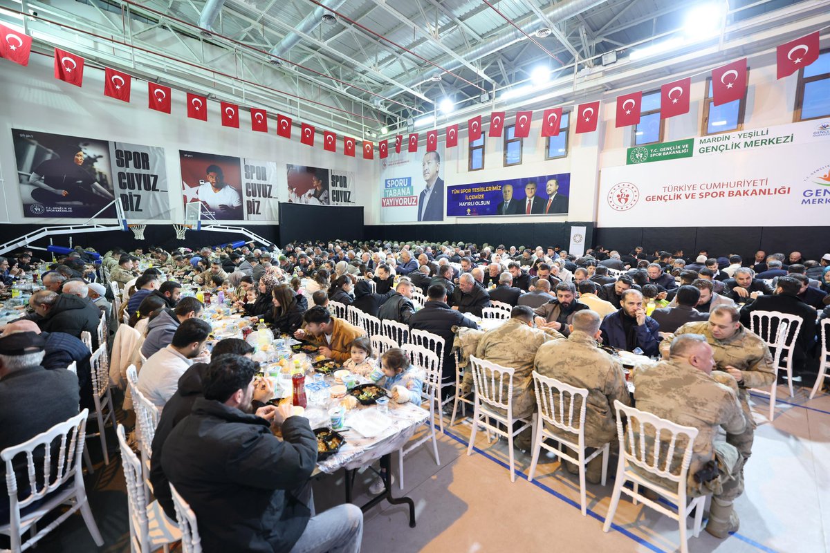 Mardin_Valiligi's tweet photo. 📌Yeşilli / İftar Programı

Valiliğimiz ve Büyükşehir Belediye Başkanlığımız tarafından İlçe İftar Programları kapsamında Yeşilli İlçemizde İftar Programı düzenlendi.

Valimiz Sayın @tuncay_akkoyun , programa katılan hemşehrilerimizle bir araya gelerek Ramazan-ı Şeriflerini tebrik etti.

Kur’an-ı Kerim tilavetinin ardından Yeşilli Belediye Başkanı Hayrettin Demir ile Yeşilli Kaymakamı Mehmet Sadık Kılıç birer konuşma yaptılar.
İftar programında Valimiz Sayın Tuncay Akkoyun da hemşehrilerimize hitap ederek;
“Rahmet, bereket ve yardımlaşma ayı olan Ramazan-ı Şerif’i dolu dolu yaşamak, dayanışma kültürümüzü daha da güçlendirmek ve hiçbir hemşehrimizi yalnız bırakmamak adına tüm imkânlarımızla sahada olmaya devam ediyoruz. Bu mübarek ayın; birlik ve beraberliğimizi pekiştirmesini, sofralarımıza bereket, gönüllerimize huzur ve şehrimize hayırlar getirmesini temenni ediyorum” ifadelerinde bulundu.

Program ayrıca; Vali Yardımcısı Büşra Uçar Koyun, İl Jandarma Komutanı Tuğgeneral Tahsin Saruhan, İl Emniyet Müdürü Recep Tecimer, AK Parti İl Başkanı Mehmet Uncu, Mardin Büyükşehir Belediyesi Genel Sekreteri Kemalettin Sakin, Aziz Şehitlerimizin Aileleri, Kahraman Gazilerimiz ve Aileleri, Kamu Kurum ve Kuruluşları Amirleri, Sivil Toplum Kuruluşları Yöneticileri ve vatandaşlarımız büyük bir katılım gösterdi.

@iletisim 
@TC_icisleri