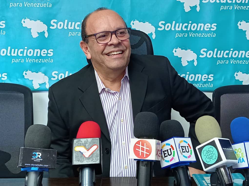 plcdelmedionews's tweet photo. #POLÍTICA | 📌 POR LA CALLE DEL MEDIO. Diputado Marco Villarroel denuncia sentencia de "sed" en el estado Nueva Esparta

El diputado a la Asamblea Nacional por el partido Soluciones, señaló que el estado Nueva Esparta atraviesa una de las crisis hídricas más agudas de su historia reciente. 

"Al ya deteriorado sistema de ciclos de bombeo, se le suma ahora un evento natural crítico que ha bloqueado el flujo vital proveniente del embalse de Turimiquire", dijo.

En este sentido amplió que lo que para cualquier región sería una emergencia atendida en horas, para los neoespartanos representa una sentencia de sed que paraliza hogares, comercios y el motor turístico que sostiene la economía insular.

"La dependencia del estado Nueva Esparta de la tubería submarina y del suministro de tierra firme nos coloca en una posición de vulnerabilidad extrema. Los accidentes naturales son, en muchas ocasiones la gota que derrama un vaso ya vacío por la falta de mantenimiento estructural", afirmó.

Asimismo, puntualizó que los neoespartanos no pueden seguir permitiendo que la vida de más de medio millón de personas dependa de una infraestructura que parece sostenerse por inercia.

"Margarita, Coche y Cubagua no pueden seguir esperando a que el azar o el clima decidan si tendremos agua mańana. El Ejecutivo Nacional debe abocarse de manera urgente y sería a este problema", sentenció.