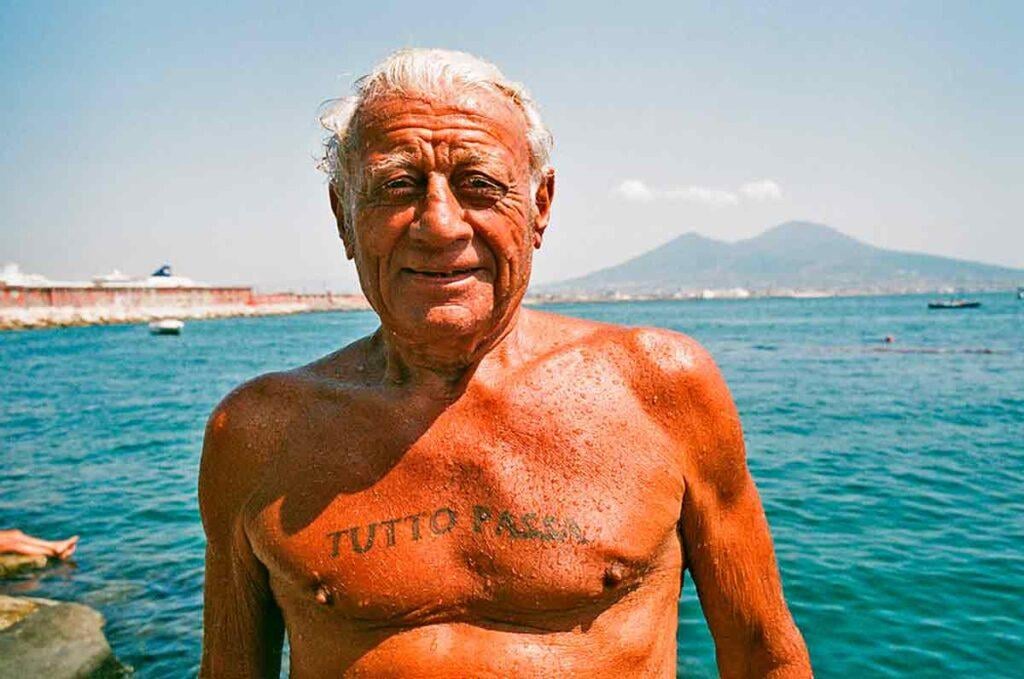 𝐕𝐞𝐥𝐡𝐨 𝐢𝐧ú𝐭𝐢𝐥 𝐝𝐨 𝐜𝐚𝐫𝐚𝐥𝐡𝐨

Esse senhor aqui me irrita. Vadio de merda. Por quê? Ele é um desperdício. Isso me machuca. Como alguém pode desperdiçar o tempo assim? Na sociedade utilitária, o desperdício é o maior pecado possível. O tempo é o recurso de mais valor.