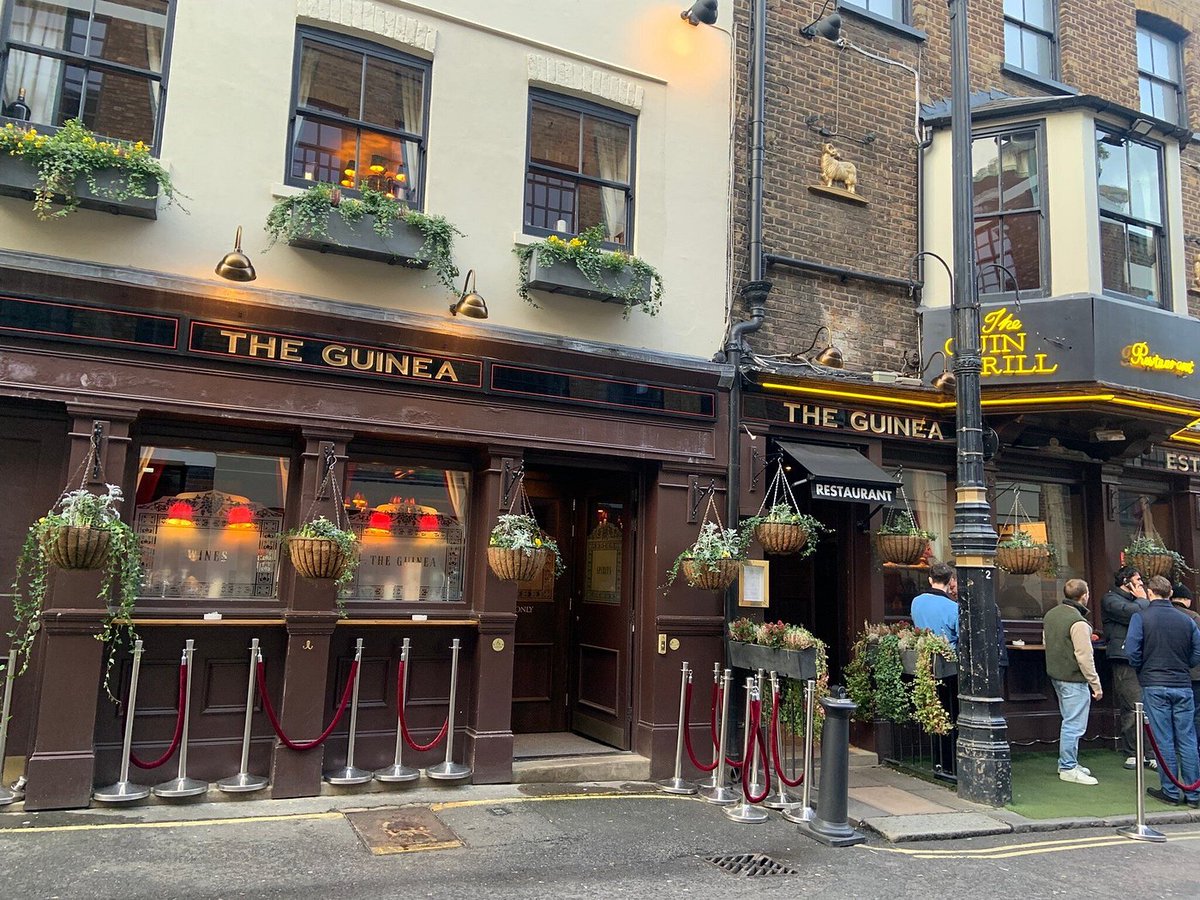 GBbooze's tweet image. The Guinea, Bruton Place,  #Mayfair 🍻
The present pub was built in 1741, licensed in 1754 and altered over the years; it now shows interesting evidence of how a Victorian pub would have been subdivided by class.