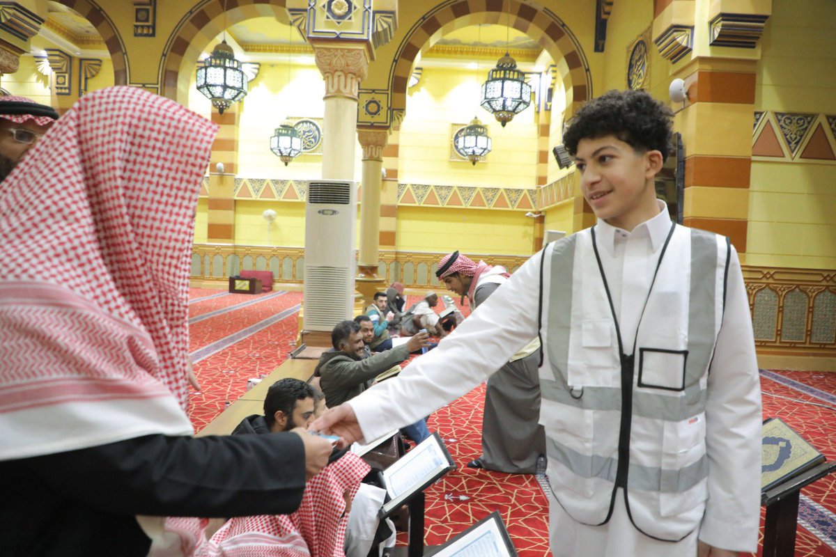 moe_hud's tweet photo. دشن المدير العام للتعليم بمنطقة الحدود الشمالية؛ مبادرة "يعمر" بجامع الأمير عبد الله بن عبد العزيز بن مساعد بعرعر التي تهدف إلى تنظيم وتوجيه العمل التطوعي وفق الوقت والمكان المناسب بالتعاون مع الجهات ذات العلاقة لتحقيق المستهدفات المشتر��ة ( مسار العناية بالمساجد )، بمشاركة عدد من المتطوعين من مدارس عرعر وبحضور المدير العام لفرع وزارة الشؤون الإسلامية والدعوة والإرشاد بالمنطقة.