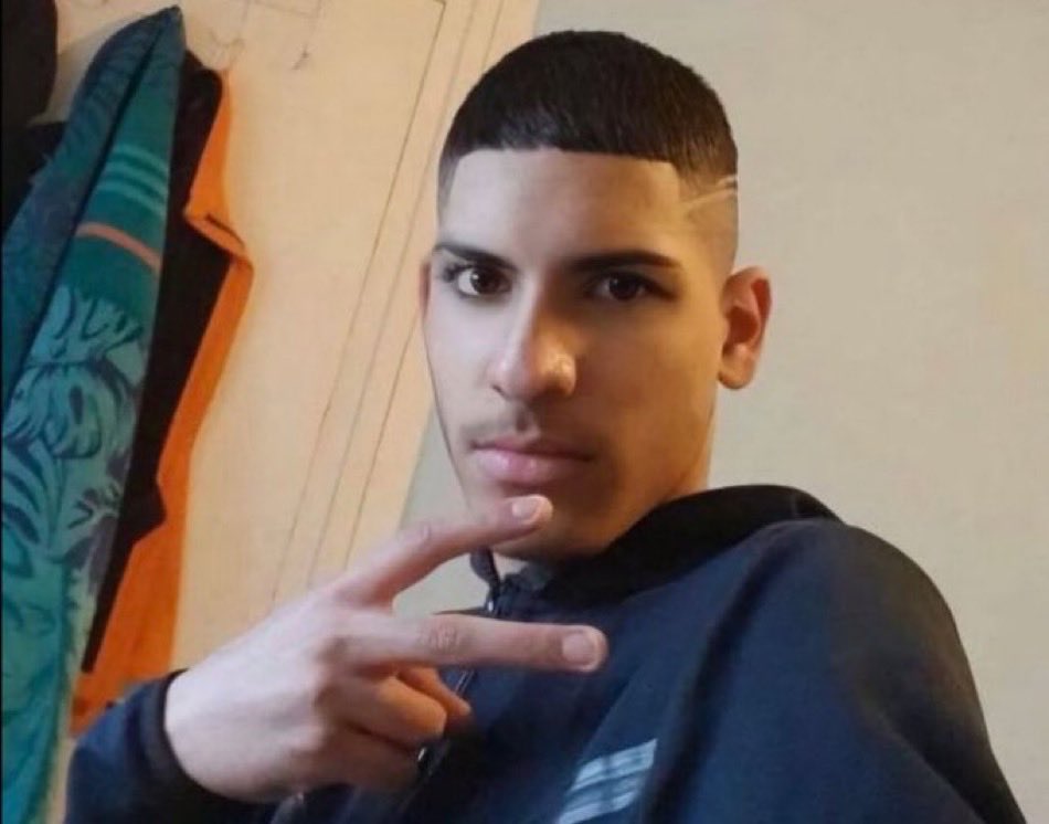 🇫🇷 Matisse, un chico francés de 15 años, fue apuñalado en Châteauroux por Rahman, un inmigrante afgano.

Mientras Matisse yacía agonizando en un charco de sangre, la madre del asesino se acercó a él y le golpeó dos veces en la cabeza.

El asesino ha sido condenado a sólo 8 años