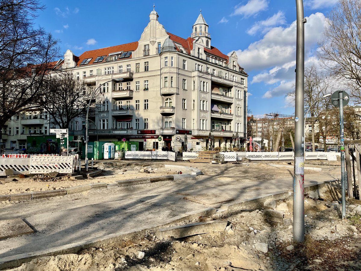 florian_roloff's tweet photo. Update #Nordufer: Die Arbeiten am uferseitigen Gehweg entlang der zukünftigen Fahrradstraße sind fast abgeschlossen. Zur Zeit werden sämtliche Kreuzungen umgestaltet sowie „Grüne Gullis“ angelegt. Die Einrichtung der #Fahrradstraße bildet im Frühjahr den Abschluss der Maßnahme. https://t.co/QlmP8z5oWe