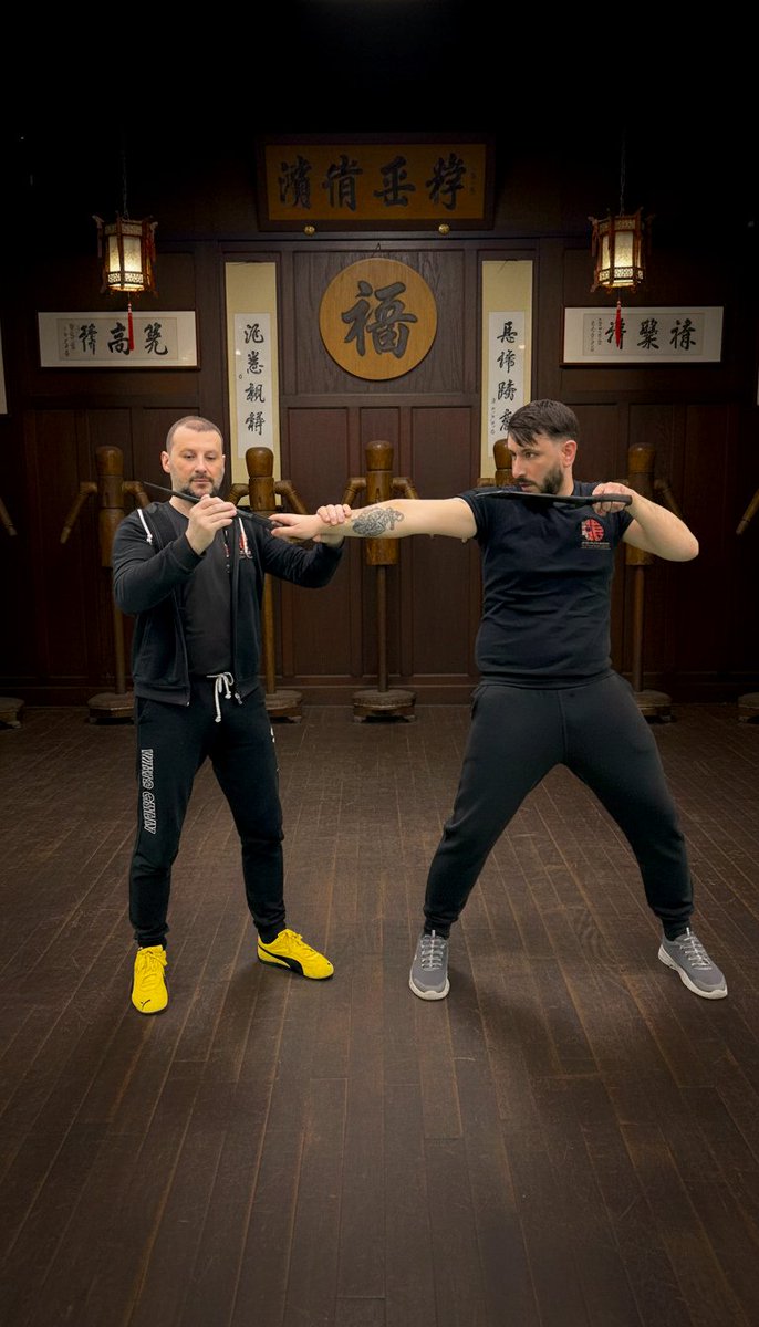 CmSifu's tweet photo. ⚔️ Il Baat Jaam Do del Wing Chun insegna a colpire polso, gomito, ginocchio e caviglia per fermare l’aggressore, non per distruggerlo.
👉 Vuoi partire dalle basi? DM per lezione di prova.#WingChun #BaatJaamDo #KungFu #ArtiMarziali #DifesaPersonale #CheungSystem #WingChunTraining https://t.co/jVJS8LV9D9