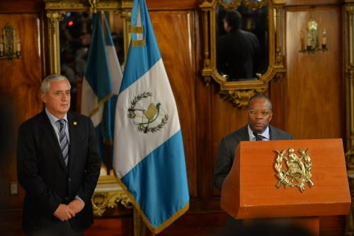 hamlet_a16's tweet photo. Los que en 2015 aplaudían y festejaban que Tod Robinson hablaba desde el podio presidencial; los que festejaban que las órdenes en inglés ponían a Taracena como presidente del Congreso; los mismos que aplaudían cuando desde la 20 calle, ahora zona 16, les decían a los diputados que tenían que votar a favor de las reformas al MP (sí, las mismas que no dejaron a Bernardo Arévalo quitar a la actual fiscal); los mismos que decían en 2023 que las órdenes en inglés se obedecían.

Hoy esos mismos salen a enfrentarse a los que una vez llamaron aliados. Hoy las consecuencias son mayores porque, por si no lo recuerdan, Trump declaró a los narcotraficantes terroristas, y hoy el mensaje que mandó la embajada es claro contra el narcotráfico.

Los amigos semilleros, tan acostumbrados a vivir en impunidad y protegidos, hoy no creen lo que pasó.