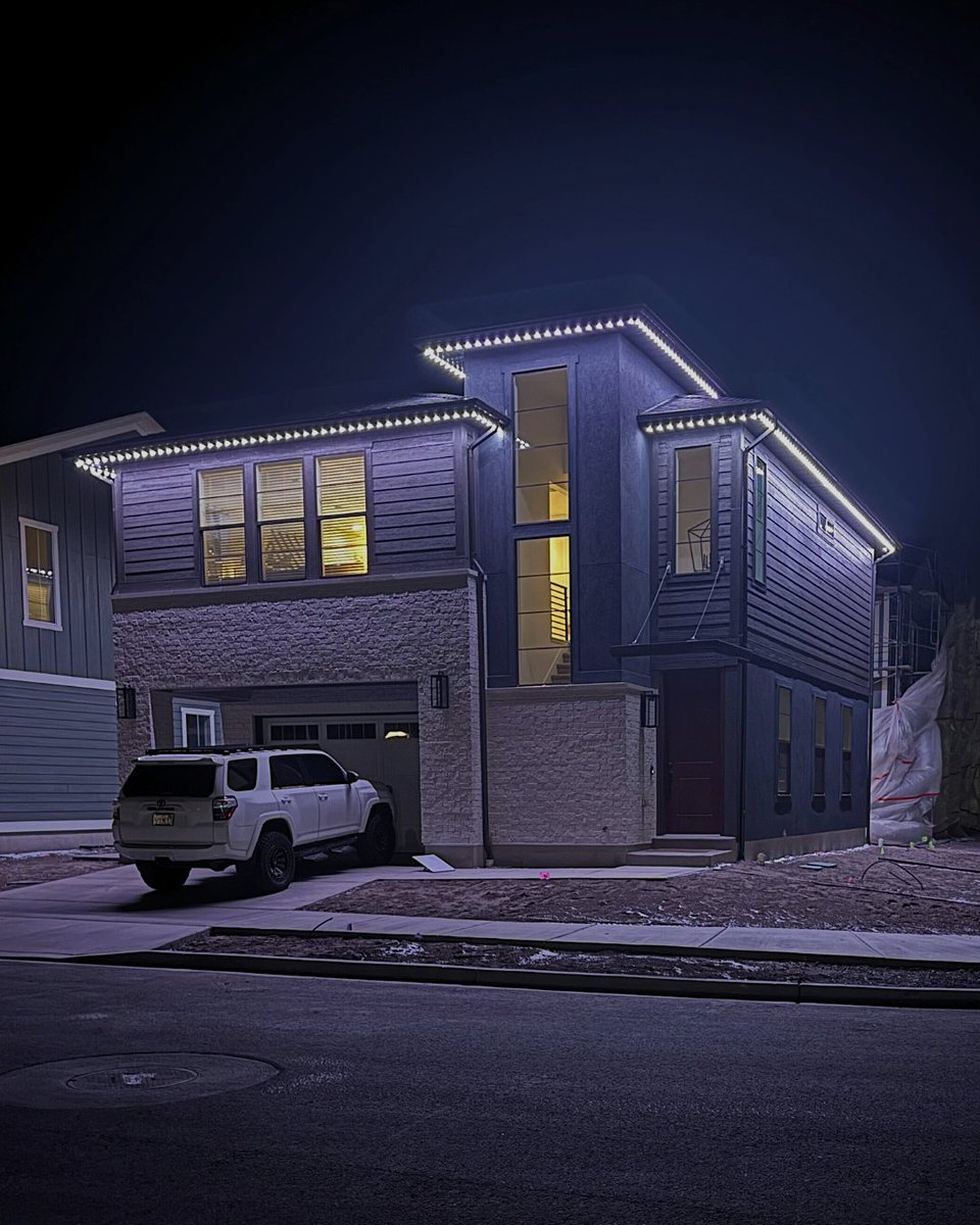 JF_Lighting's tweet photo. While most of our permanent eave lighting installations feature lights spaced 9 inches apart, we also offer 6-inch and 18-inch spacing. 

Not sure what you like? The standard 9-inch spacing allows you to see individual bulbs while maintaining a strong and cohesive wash along your home. Six-inch spacing creates an almost continuous look, while 18-inch spacing spreads the bulbs out even further for a simpler look. Each provides a striking visual treat for all lighting enthusiasts. 

Which type of spacing is your favorite?