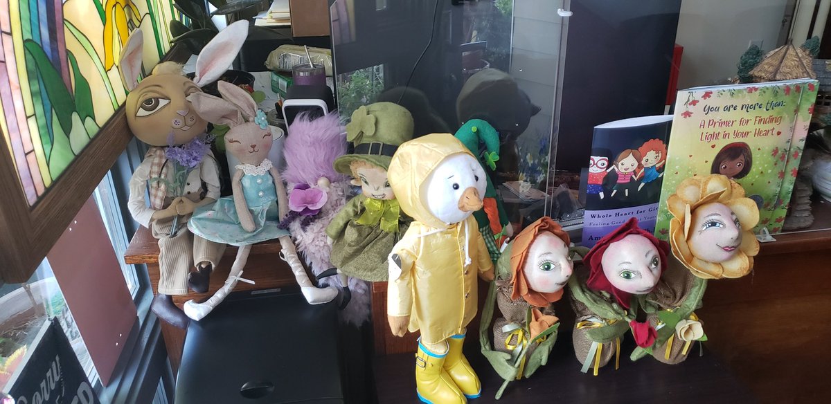 drstark's tweet photo. #Spring is coming to my office. I spent some time over the weekend putting winter decor away and getting spring displayed.ย
The next step will be planting and refreshing the garden and welcoming the monarchs with more milkweed. #readyforspring #authorlife #springishere https://t.co/XBhj3EI0Yb