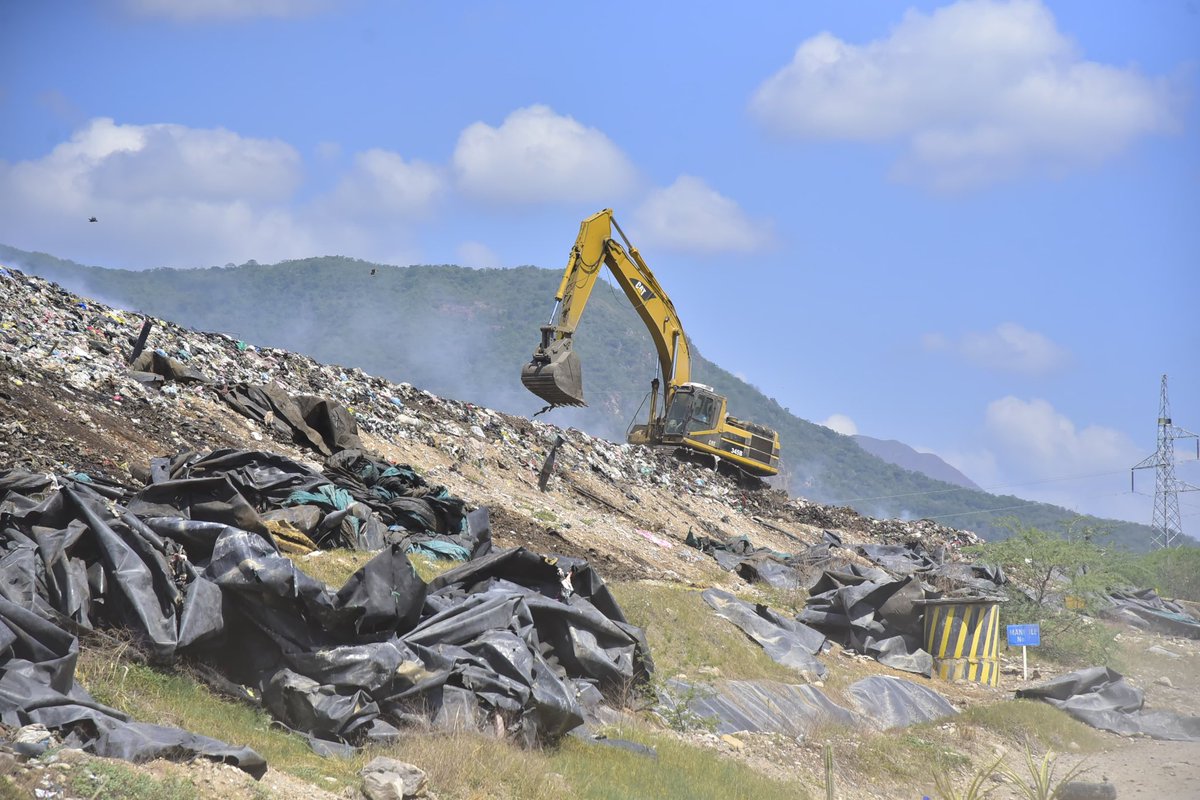 Continuamos el seguimiento al relleno sanitario Los Corazones, donde se registra un incendio y la pérdida de maquinaria amarilla. A través de los protocolos de vigilancia ambiental, hacemos monitoreo permanente para mitigar riesgos y proteger a la comunidad.