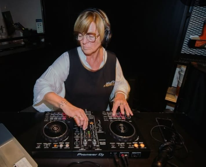 #Ahora en #LaSiestaEsSagrada💤 conversamos con Diana Rumbo, la DJ marplatense de 69 años.

💻provinciaradio.com.ar
