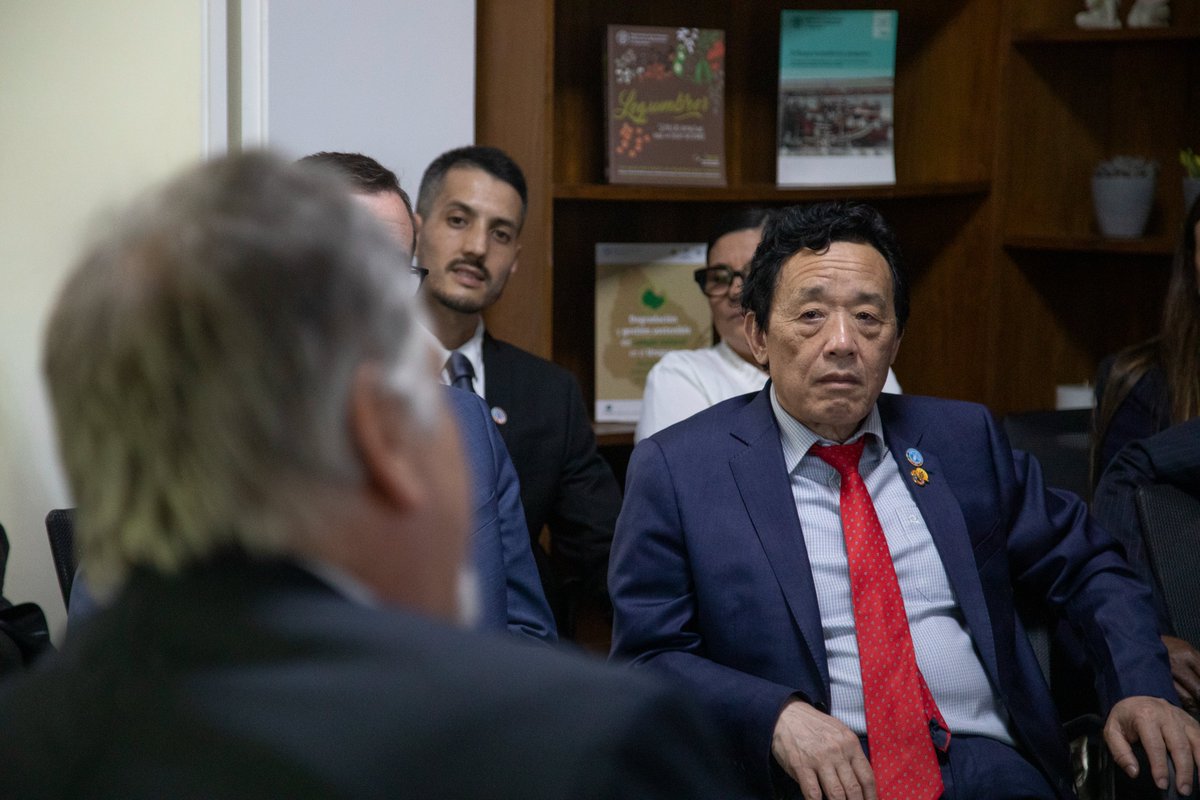 FAOUruguay's tweet photo. 🏢 Por otra parte, la delegación de la FAO visitó la sede de la FAO en Uruguay y compartió un intercambio con el equipo liderado por @PabloRabczuk.
Se reafirmó el trabajo para avanzar en las #4Mejoras: Mejor Producción, Mejor Nutrición, Mejor Medio Ambiente y Una Vida Mejor. https://t.co/vOBi8D1DcJ