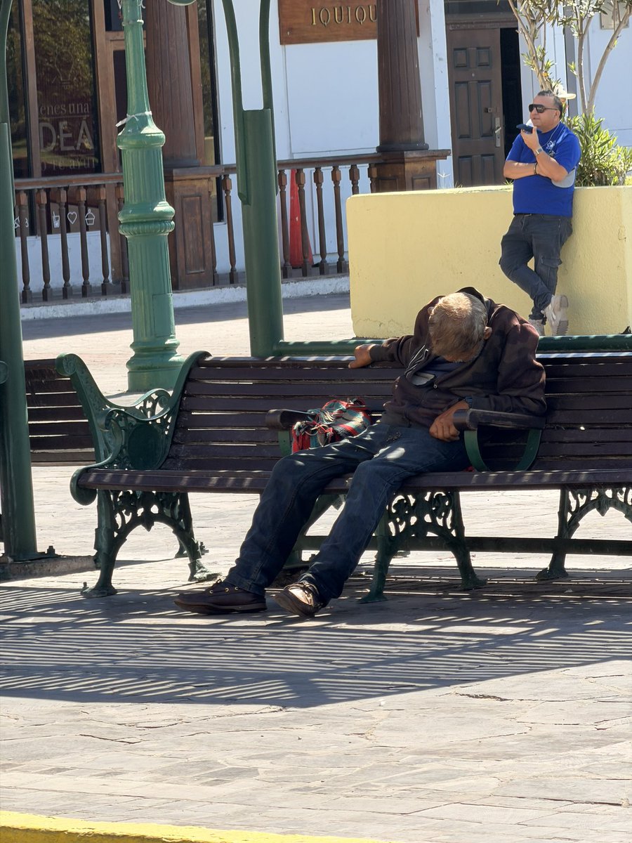 castillonicoleb's tweet photo. Hay un caballero muy viejito que siempre esta en plaza prat, duerme sentadito y esta muy ma cuidado. Donde se puede denunciar este abandono? @jorgesolimano @HombredeRadio @IquiqueDeTodos @Iquique_Alerta_ @corresponsaliqq https://t.co/I1pgFhFcAH