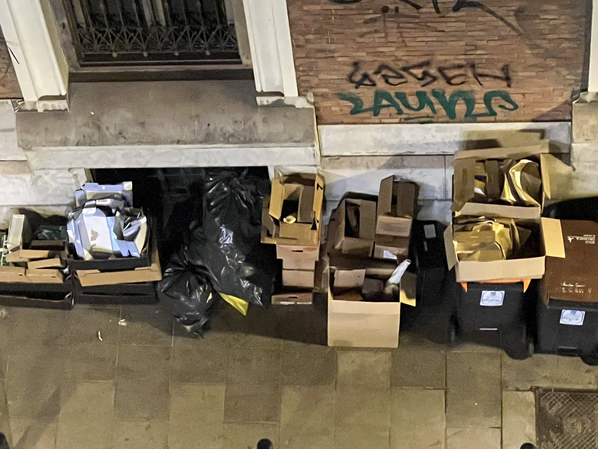 <a href="/AlmeidaPP_/">José Luis Martínez-Almeida</a> <a href="/Mtnezparamo/">José A Mtnez Páramo</a> <a href="/bcarabante/">Borja Carabante</a> <a href="/JMDCentro/">Distrito de Centro</a>
<a href="/seguragc/">Carlos Segura</a>
<a href="/MADRID/">Ayuntamiento Madrid</a> 
<a href="/ppmadrid/">PP Comunidad de Madrid</a> <a href="/HarturaBasura/">Hartura Basura</a> <a href="/AscoMadrid/">Madrid Da Asco</a> <a href="/Stopbasura1/">Stop basura</a> <a href="/Lineamadrid/">Línea Madrid</a> 
<a href="/telemadrid/">Telemadrid</a> Almeida otro estercolero Corredera Baja d San Pablo,16 ocupación d acera x l basura,ni pasar x acera se puede,así transformas la ciudad