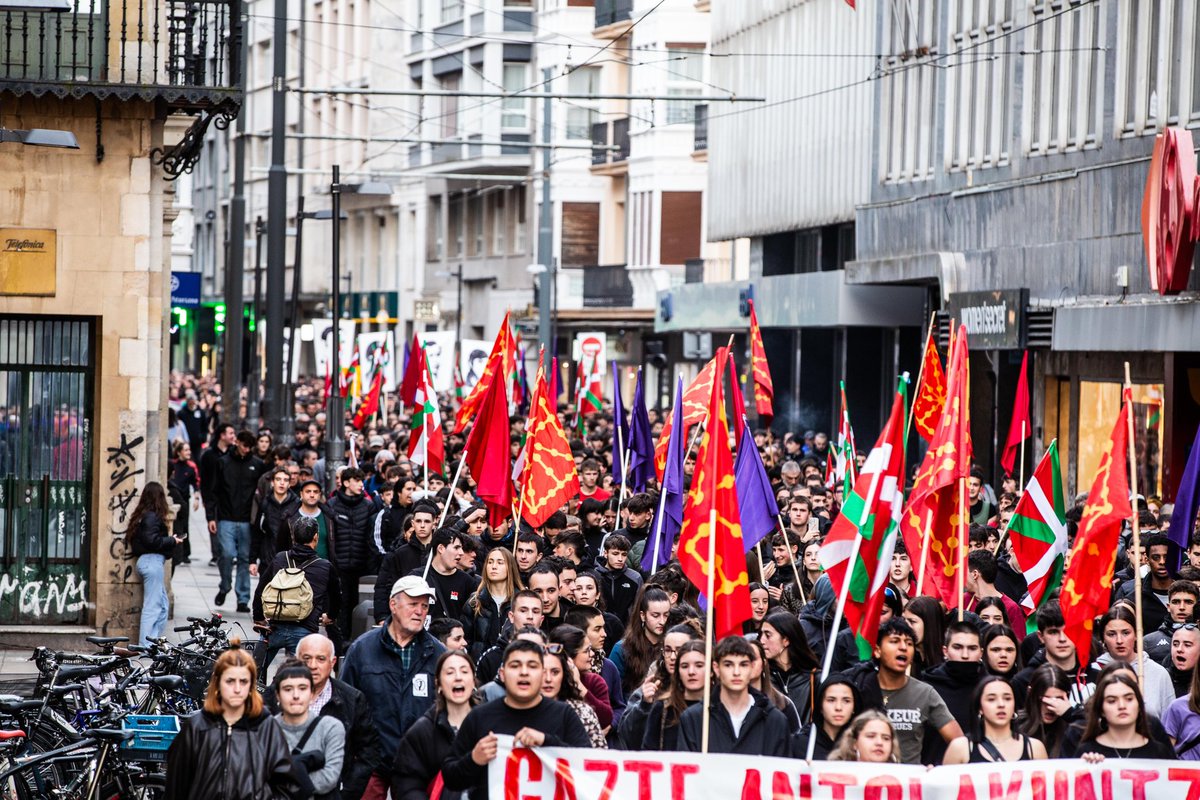 GAZTE ANTOLAKUNTAZ BORROKAK DARRAI!

Gaur milaka gazte kalera atera gara eta ozen oihukatu dugu herri honek ez duela barkatzen eta borrokatzeko prest gaudela.

Gora martxoaren 3a!
Gora Gazte Blokea!