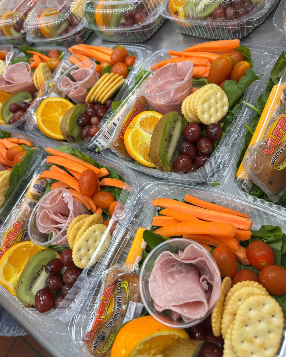 teamDCSmeals's tweet image. Check out these amazing charcuterie boxes at Horn Lake Middle School! 🧀🍇

A fresh, fun, and flavorful option that gives students a little bit of everything — perfect for fueling a productive day of learning. 💛 #TeamDCS

📸: Cheryl Gossett