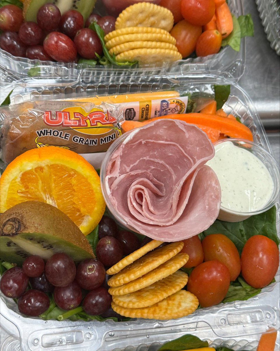 teamDCSmeals's tweet image. Check out these amazing charcuterie boxes at Horn Lake Middle School! 🧀🍇

A fresh, fun, and flavorful option that gives students a little bit of everything — perfect for fueling a productive day of learning. 💛 #TeamDCS

📸: Cheryl Gossett