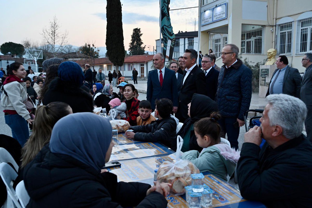 PamukkaleMEM's tweet photo. 📍Pamukkale Tevfik Fikret Kaya İlkokulu ve Ortaokulu

İl Milli Eğitim Müdürümüz Sayın Dr.Emre Çalışkan ve İlçe Milli Eğitim Müdürümüz Sayın Mehmet Çimen, okulumuzda
"Maarifin Kalbinde Ramazan" etkinlikleri kapsamında düzenlenen programa  katıldılar. 
Etkinlikte, Ramazan ayının ruhuna yakışır bir dayanışma örneğine imza atıldı. Okul bahçesinde gerçekleştirilen iftar programı; öğretmenleri, öğrencileri ve velileri bir araya getirerek tam bir aile tablosu oluşturdu.

#MaarifinKalbindeRamazan 
#iftar
#PamukkaleEğitim

@tcmeb 
@denizlimem
@emre_caliskan