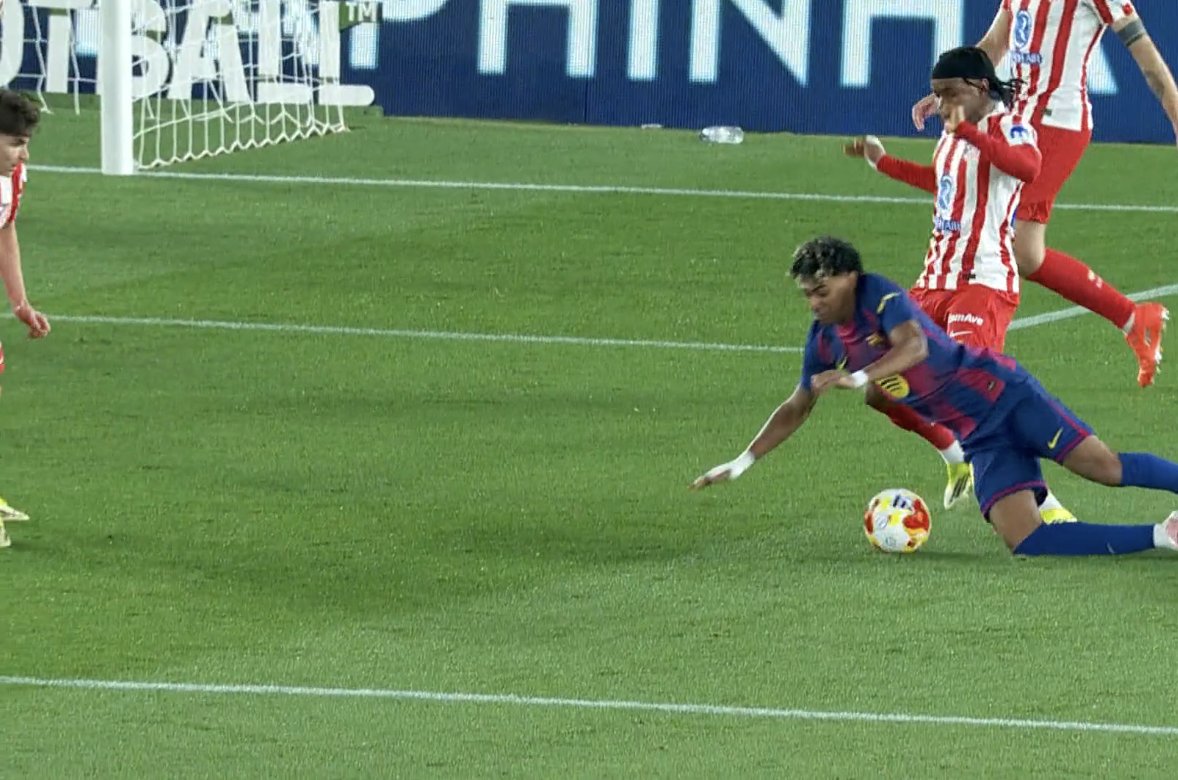 TouchlineX's tweet photo. 📸 - This was the moment where Lamine Yamal got taken down by Lookman inside the box for which NO PENALTY was given! https://t.co/e1HMzFf3uA