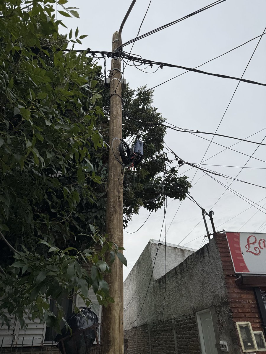 danielmisino's tweet photo. @OficialEdesur vino al barrio y rompió todo dejó los cables con súper peligro cambiado postes un desastre @DSuburbano @JHperiodista @ElTermometro_ https://t.co/6wpC1M4HRg