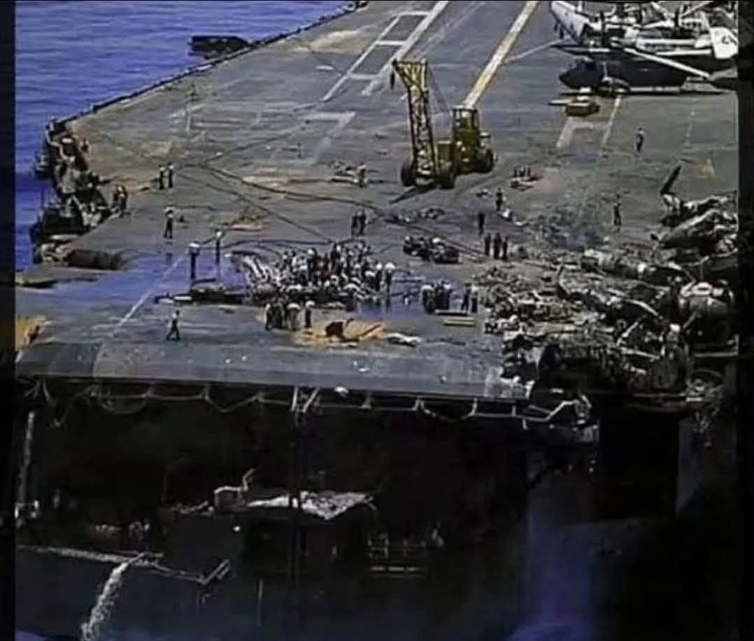 CONFIRMADO: Agencias de Rusia, China e India informaron que portaviones USS Abraham Lincoln fue impactado por 4 misiles Fattah-2 de Irán. Huyó con 5.000 efectivos de EEUU a bordo, quedó inutilizado. Israel y los medios mundiales callados  

no saldrá en tv  🧐 

Fuerza España