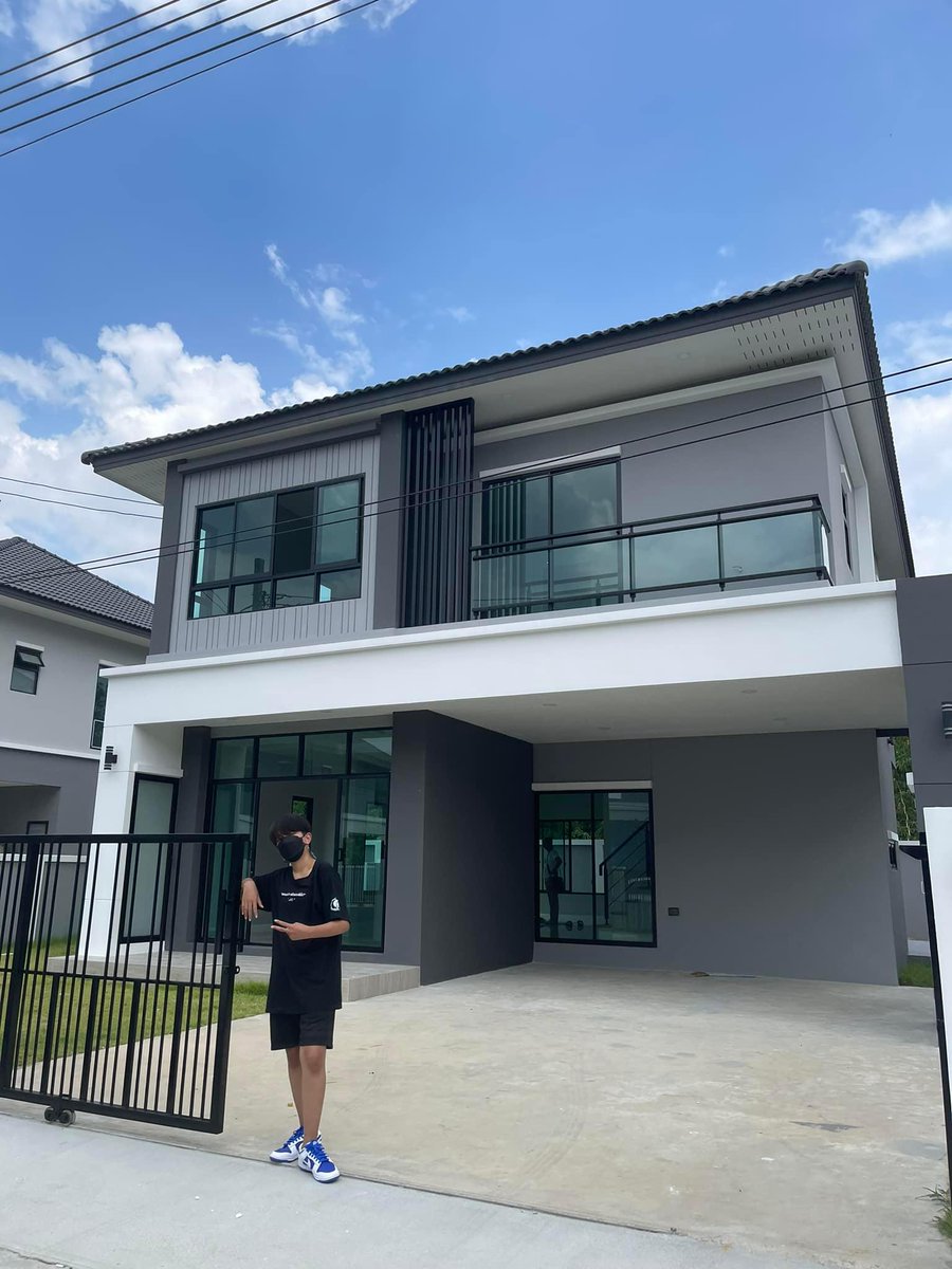 from this                                    to this

(จากแฟลตทหารเรือสู่บ้านเดี่ยวย่านชานเมืองเป็นชาวนนทบุเรี่ยน คือพยายามจะหารูปแฟลตดี ๆ แต่ไม่มีเลย ไปแคปมาจากสตอรี่เก่าค่ะ 5555555555555 ปล.แม่บอกตอนถ่ายรูปให้เก๊ก ๆ หน่อยก็เลยออกมาน่าโดนฟาดแบบนั้น...)