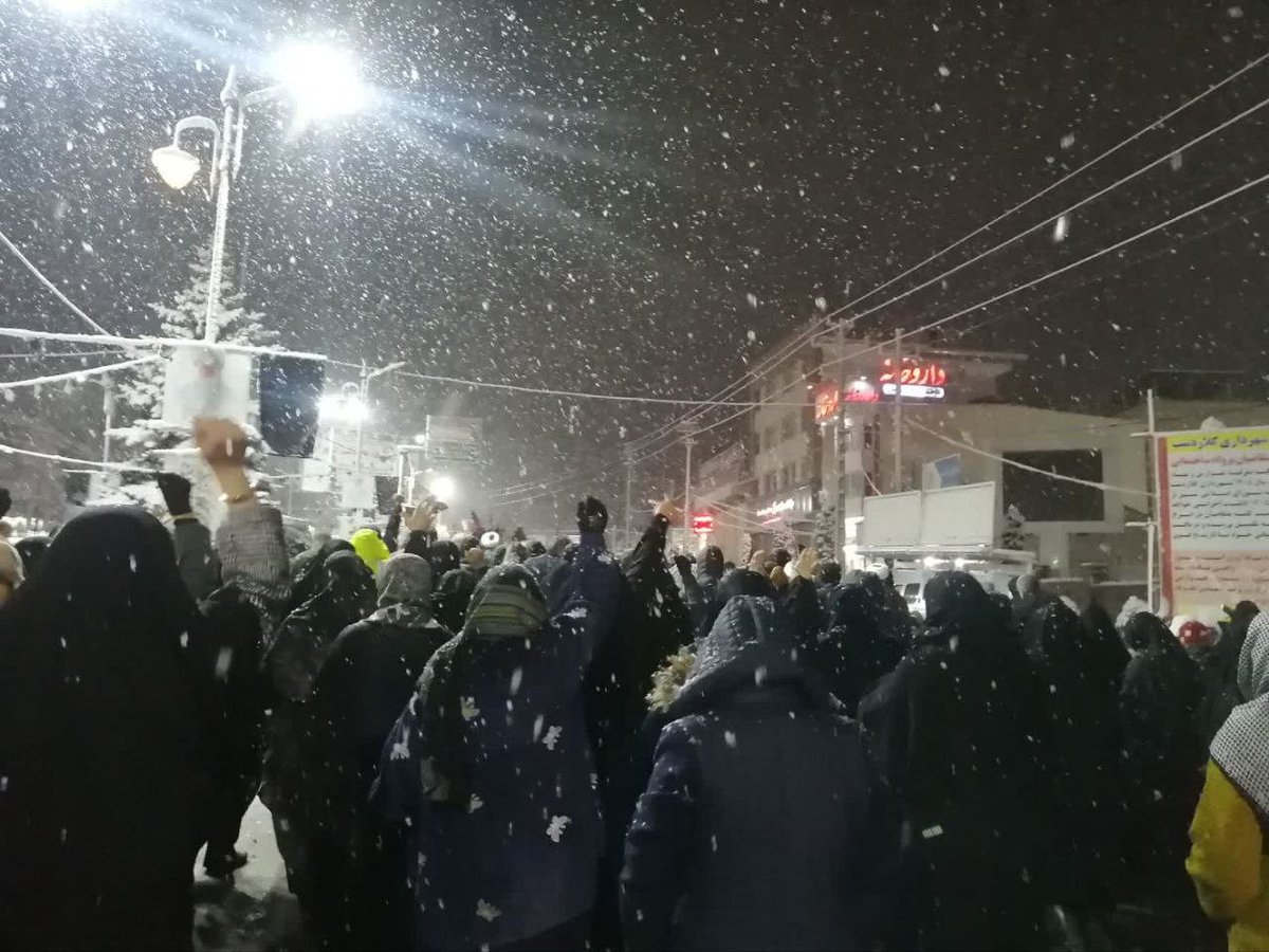 iribnews_irib's tweet image. The people of #Kerman - the birthplace of Qasem Soleimani - came out to the streets in heavy rain in southern #Iran, and the people of #Kalardasht in snowy weather in northern Iran, to renew their pledge to the Islamic Republic and chanted 'Death to #America'.