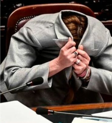 C'è chi nasce Sanchez e c'è chi nasce Meloni...