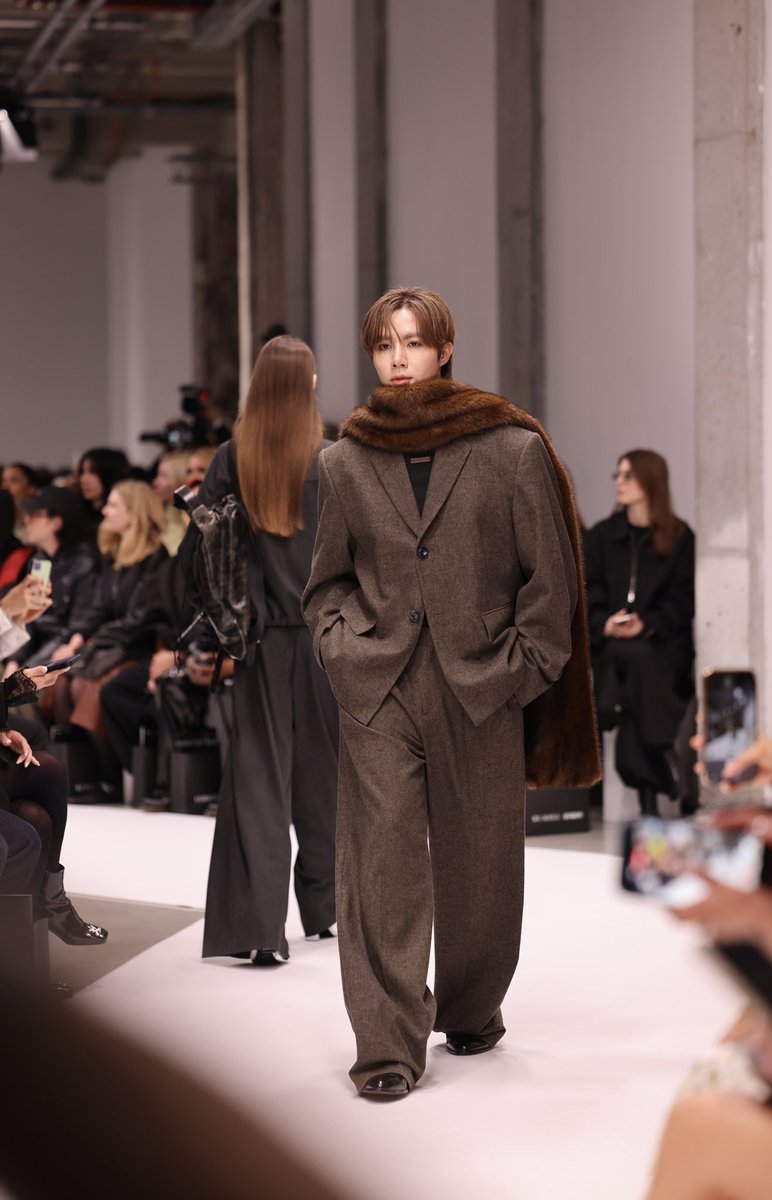 ความภาคภูมิใจของแฟนๆ บน Runway ปารีสครั้งแรก "ซี พฤกษ์" ร่วมเดินแฟชั่นโชว์ CONCEPT KOREA RE RHEE / BONBOM FW26 ณ PARIS FASHION WEEK

ZEEPRUK ON THE PARIS RUNWAY
#ConceptKoreaxZeePruk
#PFW2026 #컨셉코리아 
#ConceptKorea
#ZeePruk <a href="/zee_pruk/">Z</a>