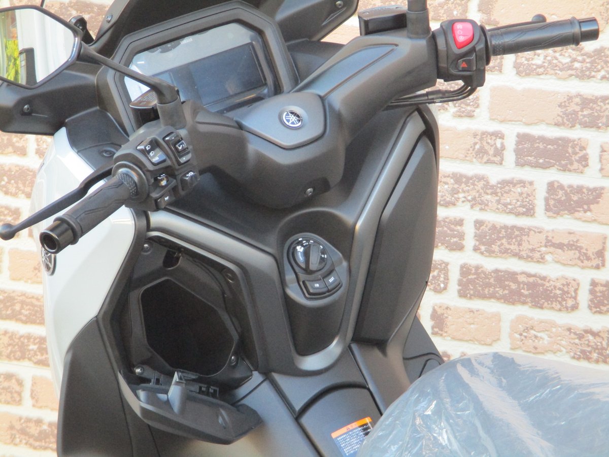 ACkariya's tweet photo. 【新車入荷情報】
2025年モデル ヤマハ XMAX250
車両本体価格（税込）73万7000円 → 67万6500円
2025年モデルはフォルツァよりも人気のXMAX250。純正でローシートとローダウンサスが設定されているので、足つきに不安がある人にもオススメできます。
#YAMAHA #XMAX #XMAX250 https://t.co/WABsxh0fLF
